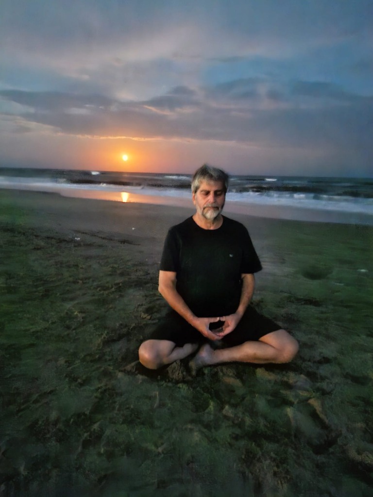 Médico Cardiólogo e Instructor de Mindfulness en meditación al atardecer