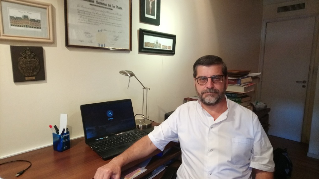 Dr. Norberto Baumgartner en su consultorio médico con Diploma de la UNLP